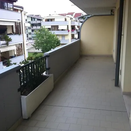 Apartment Pescara, Italy, Abruzzo, Within Walking Distance Of The Sea *